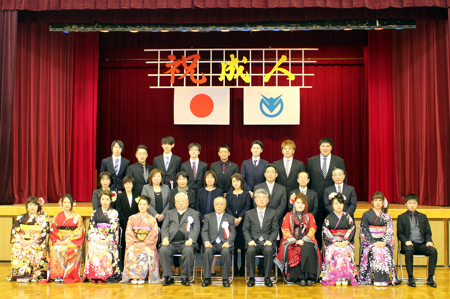 1月8日、文化会館で、平成29年古平町成人式行われました。会場では、出席した16人(対象者18人)の新成人が振袖やスーツなどに身を包み、門出を祝いました。
式では、教育長が「社会人としての自覚を持って、失敗を恐れずに行動してほしい」と呼びかけていました。
新成人を代表して2人が「知性と教養に富んだ民主的青年として、自己の完成に努めます」などと宣誓したほか、4人による決意表明も行われ「生まれ育った古平をよい町にできるようにがんばりたい」などと発表していました。