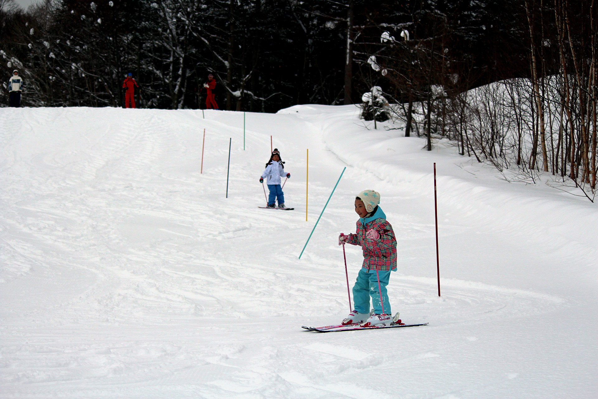 　１月１６、１７日の２日間、小学校裏山のスキー広場で小学１・２年生を対象にスキー教室（教育委員会主催）が開かれました。
　講師はスキー連盟の３名で、参加した１・２年生６人は、歩いて頂上まで登り、止まり方やボーデンなどを習いました。。２日目には、ポールの間を転ぶことなくターンできるようになっている子どももおり、スキーに慣れ、笑顔で滑っていました。
　小学１年生の女子児童は「スキーが滑れるようになって嬉しいし、とても楽しいです」と話してくれました。