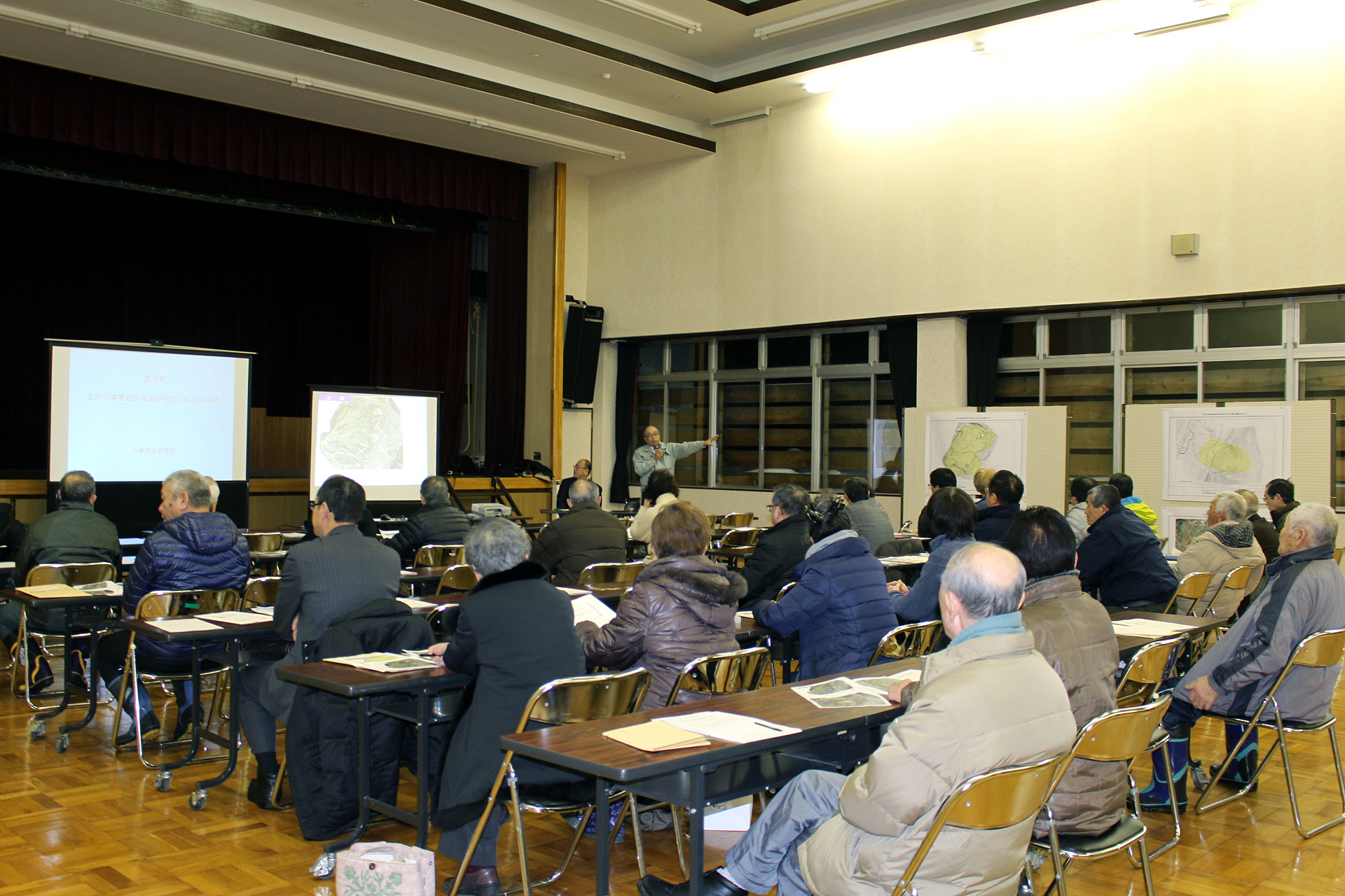 　１月２５日、文化会館で、土砂災害警戒区域等の指定に関する説明会が開催されました。
　北海道では、土砂災害が発生した場合に、被害を受けるおそれのある区域の調査を進めており、この調査結果を基に「土砂災害警戒区域」の指定を予定しています。
　古平町内には危険箇所が４０箇所あり、９月に行われた説明会の１４か所を含む１９か所が指定されており、今回は新たに２か所が指定される予定です。
　説明会には対象区域内に土地や建物を所有する３０人が出席。北海道後志総合振興局小樽建設管理部より土砂災害の発生状況や区域指定について、町の防災対策係より避難体制などについて説明されました。