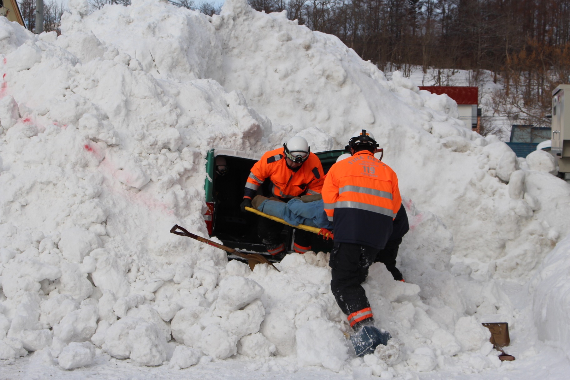 　北後志消防組合古平支署は、２月８、９日の２日間、冬季の車両事故を想定した救助訓練を行いました。
　訓練は、走行中の自動車が雪崩に巻き込まれた想定で、車内に閉じ込められた運転手を救助するというもの。必要な機材を携行した救助隊員が雪に埋まった車両を掘り出し、要救助者を助け出して保温措置などをし、救急車へ収容しました。
　救助訓練に引続き車両同士の衝突事故などにより車内に人が閉じ込められているという想定で車両の破壊訓練も行いました。隊員は一つひとつの動作に声を出しながら作業方法を再確認しました。
　支署長は「消防隊員のスキルアップのために今後も訓練を行っていきたい」と話しました。

