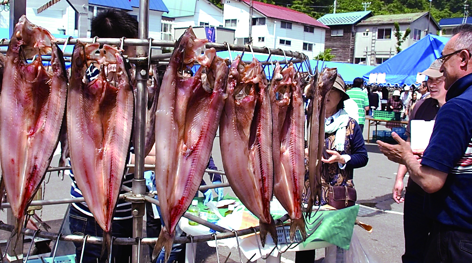 新鮮な魚介類や加工品、農産物など新鮮な海と山の幸
を楽しめる。6・7月はウニ、9月はサケが特に人気
である。
平成30年開催日:6月10日(日)
6月24日(日)
7月22日(日)
9月30日(日) 計4回
時 間:9:00~14:00(売切れ次第終了)
場 所:東しゃこたん漁協生産部前
古平町大字港町437番地2
皆様のお越しをお待ちしております。