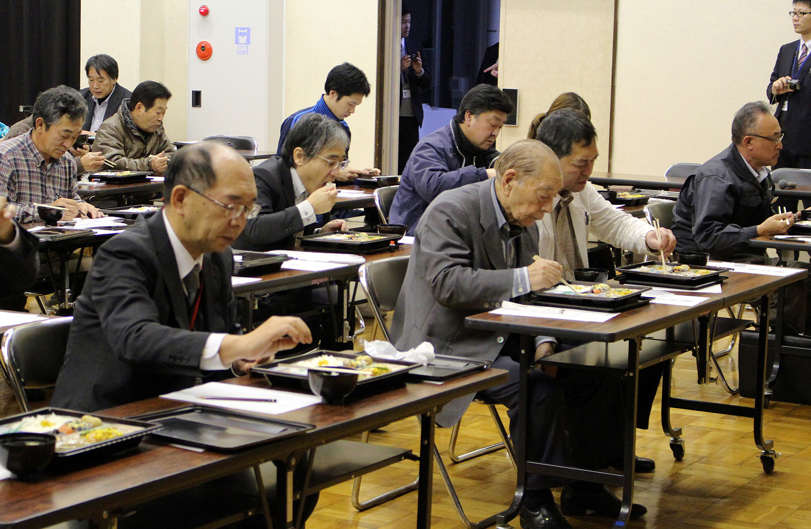 12月5日、文化会館で、今年度開発を進めている新・ご当地グルメの「ホッケの刺身」試食会が開かれました。
町長は「町民の皆さんに実際に試食していただいて意見聴き、日帰り観光客をターゲットに古平だけでしか食べることのできないご当地グルメをつくりたい」とあいさつ。
会では、開発者が料理の説明をし、事務局からこれまでの経過などが伝えられました。その後、町議会議員や飲食店などの関係者、公募で参加した町民など参加者65人がホッケの刺身を試食しし、意見交換を行いました。
ホッケの刺身を試食した女性は「刺身だと万人に受け入れられるものではないのではと思う。刺身にこだわらず煮付けや焼魚などホッケ料理で古平のホッケをPRしてほしいです」と話してくれました。
